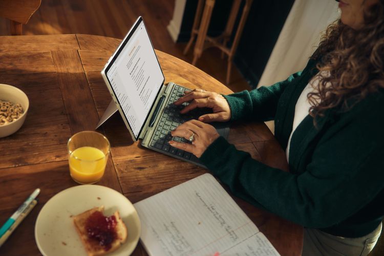 Frau schreibt an Laptop PowerShell code